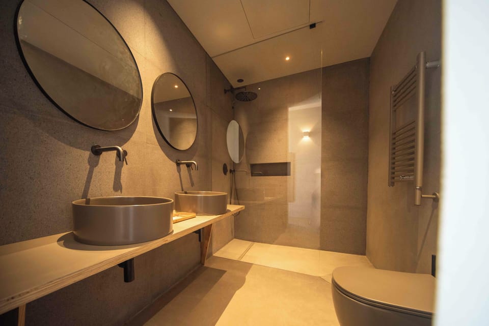 Luxury Suite | Bathroom | Shower, hair dryer, slippers, towels