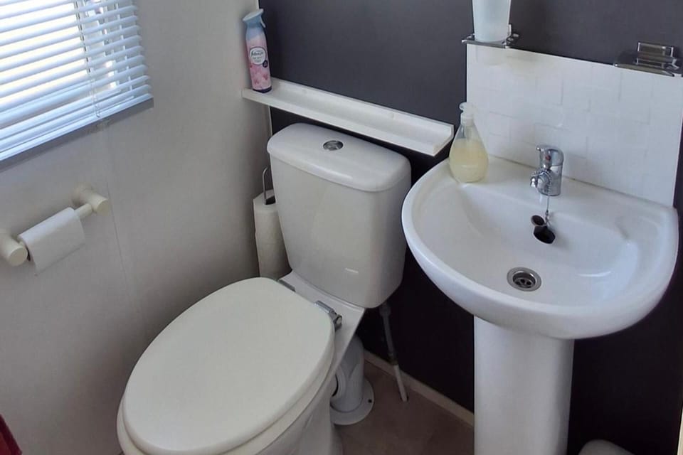 Static Caravan, 3 Bed, Sleeps 7, Family Friendly Cabin in Northampton