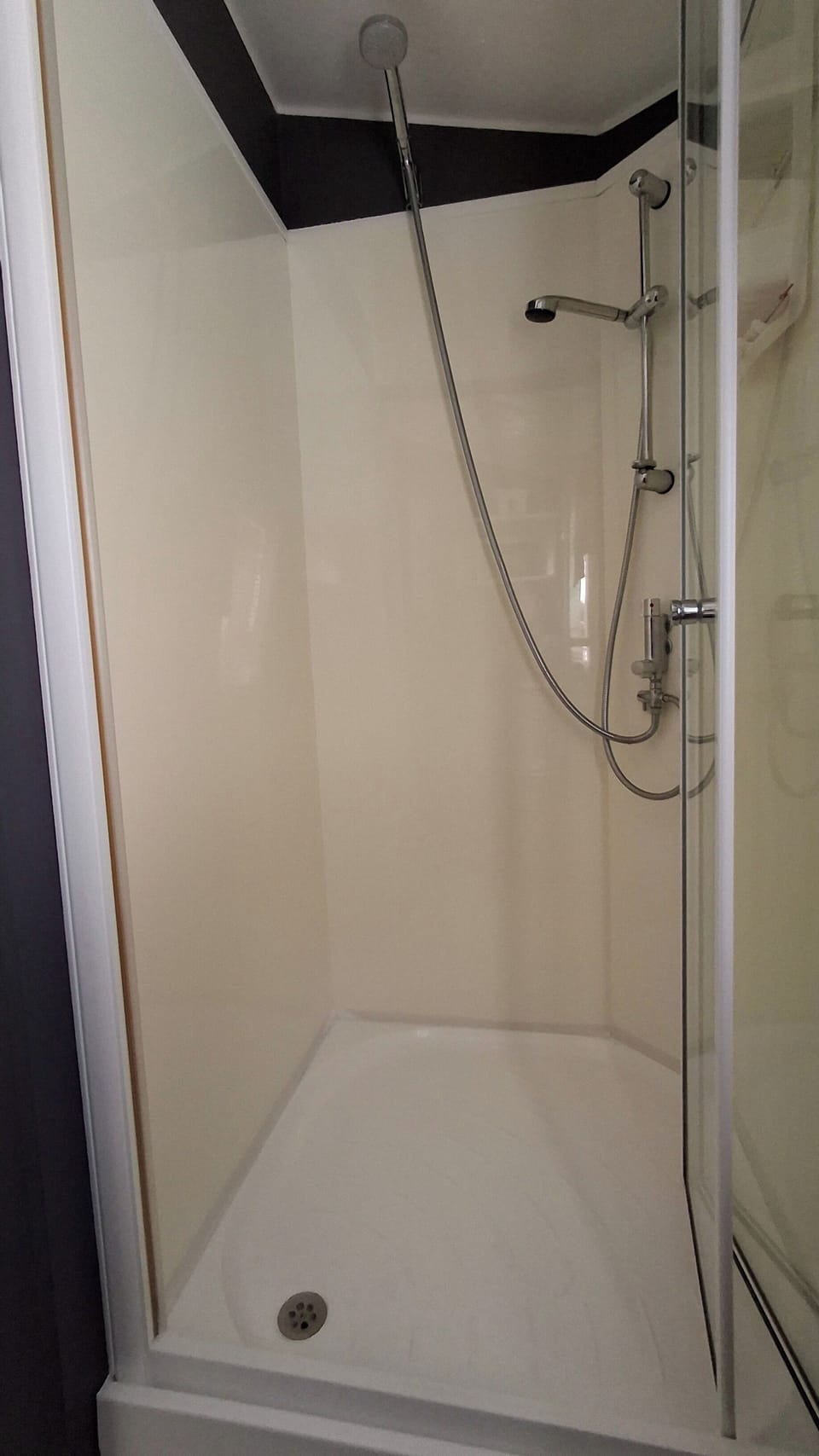 Static Caravan, 3 Bed, Sleeps 7, Family Friendly Cabin in Northampton