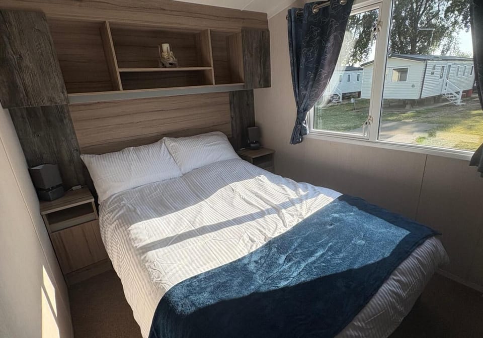 Billing Aquadrome 2-bed Caravan, Sleeps 6, Parking Cabin in Northampton