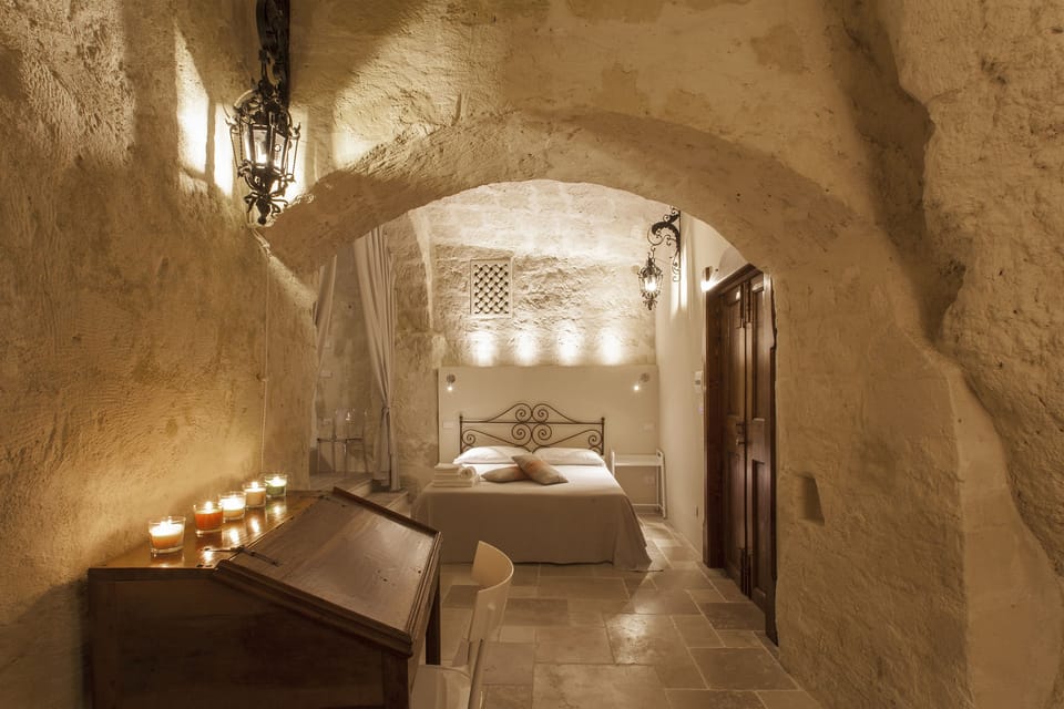 Luxury Studio Suite, Jetted Tub | Premium bedding, minibar, in-room safe, free WiFi