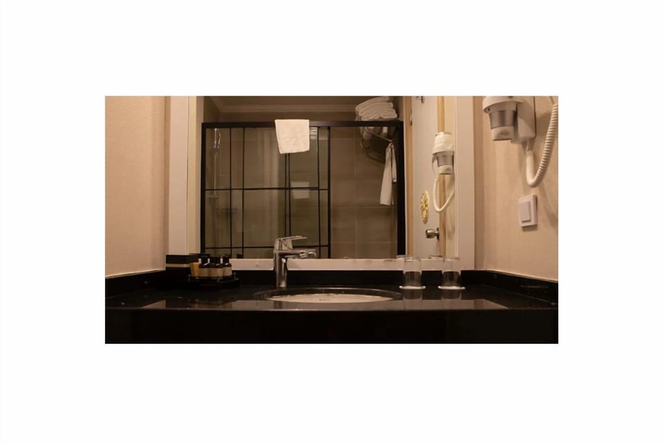 Shower, hair dryer, towels, shampoo