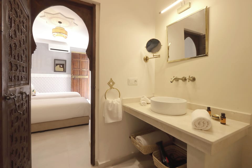 Deluxe Room | Bathroom | Combined shower/tub, hair dryer, slippers, towels