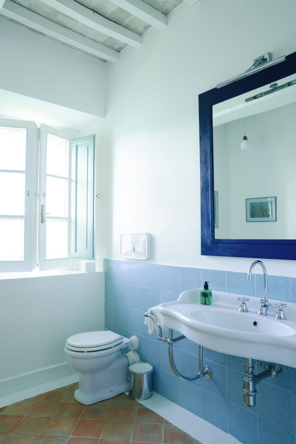 Classic Double Room | Bathroom | Free toiletries, hair dryer, bathrobes, towels