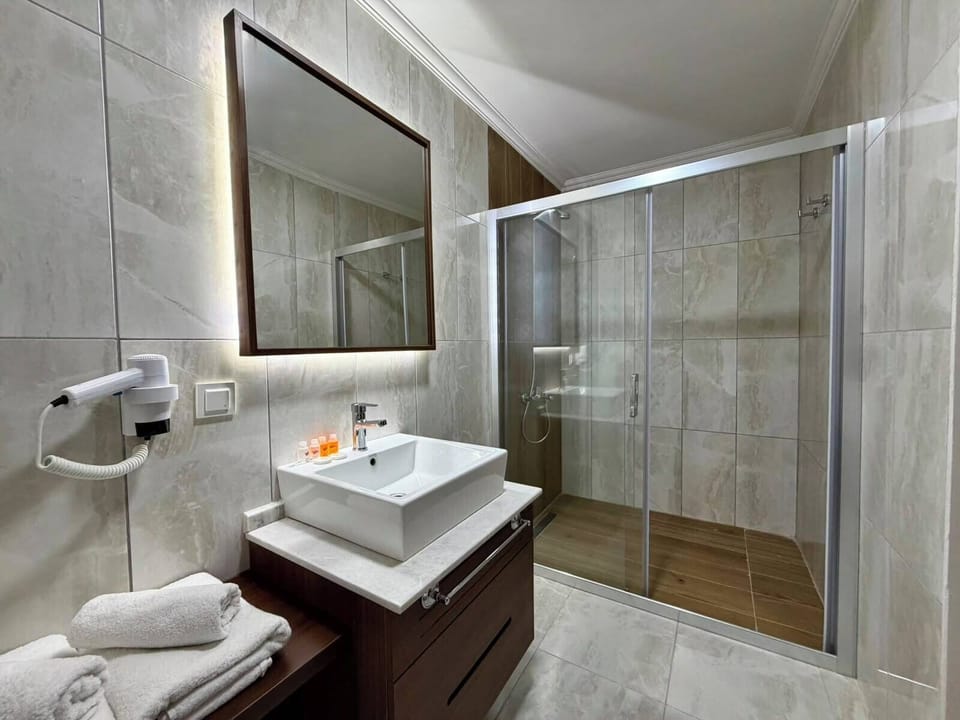 Standard Twin Room, Balcony, Sea View | Bathroom | Shower, rainfall showerhead, hair dryer, towels