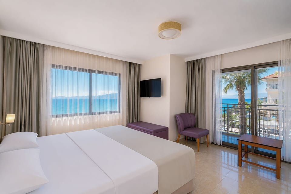 Premium bedding, minibar (some free items), desk, WiFi (free)