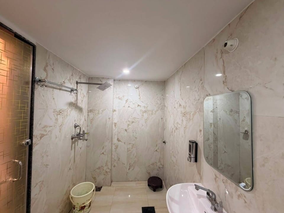 Deluxe Double Room | Bathroom | Shower, towels, soap, shampoo