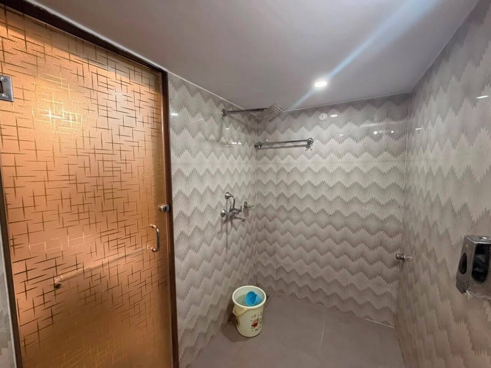 Deluxe Double Room | Bathroom | Shower, towels, soap, shampoo
