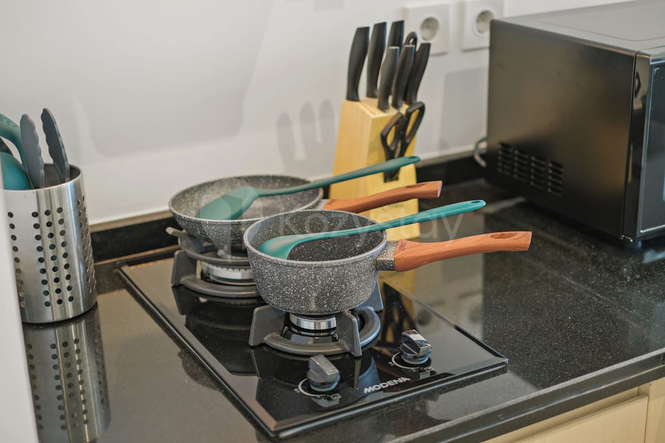Apartment, 1 Bedroom, City View | Private kitchen | Full-size fridge, stovetop, cookware/dishes/utensils