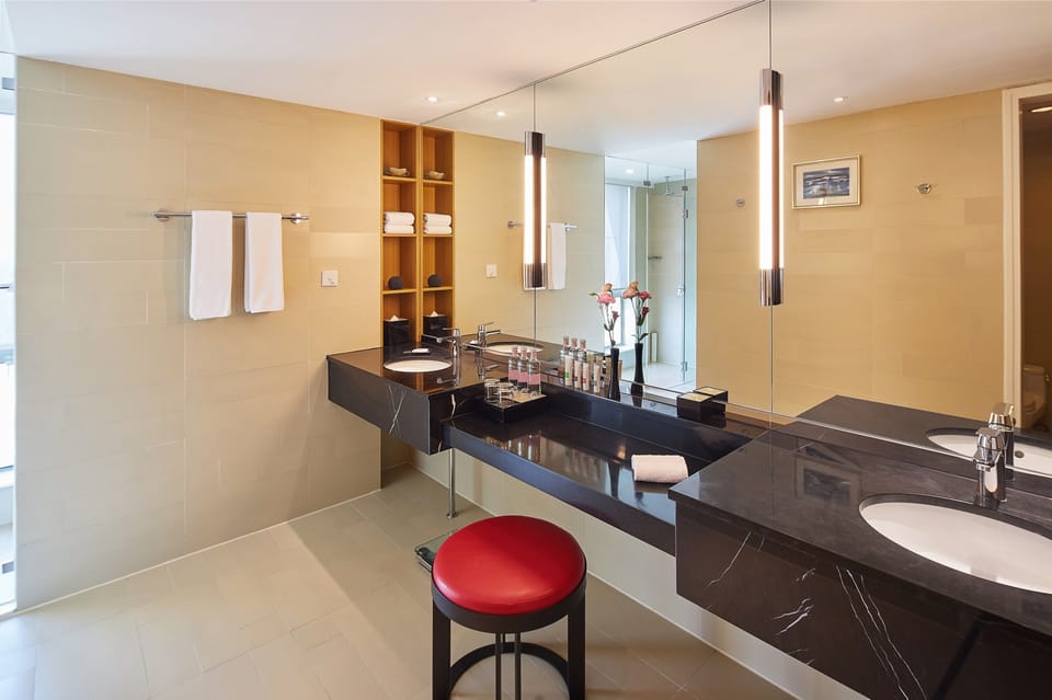 Separate tub and shower, deep soaking tub, rainfall showerhead