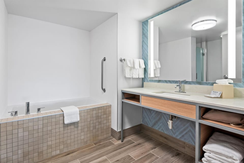 Deluxe Suite, 1 King Bed with Sofa Bed, Whirlpool | Bathroom | Combined shower/tub, free toiletries, hair dryer, towels