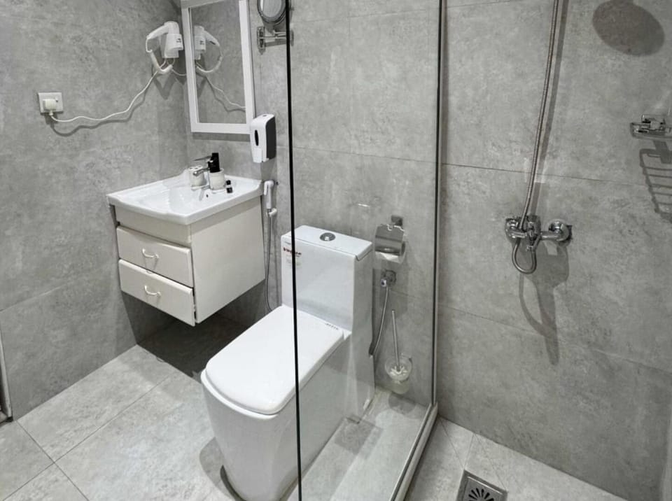 Suite | Bathroom | Shower, free toiletries, slippers, bidet