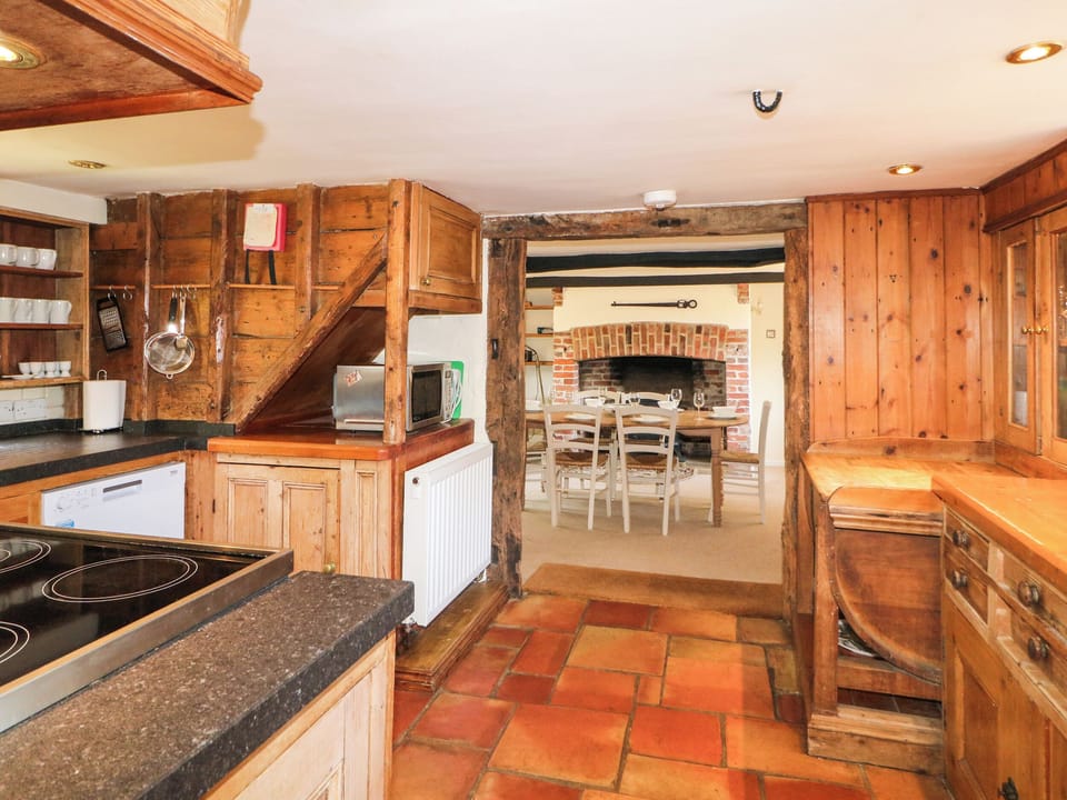 Cottage | Private kitchen | Dishwasher, cookware/dishes/utensils