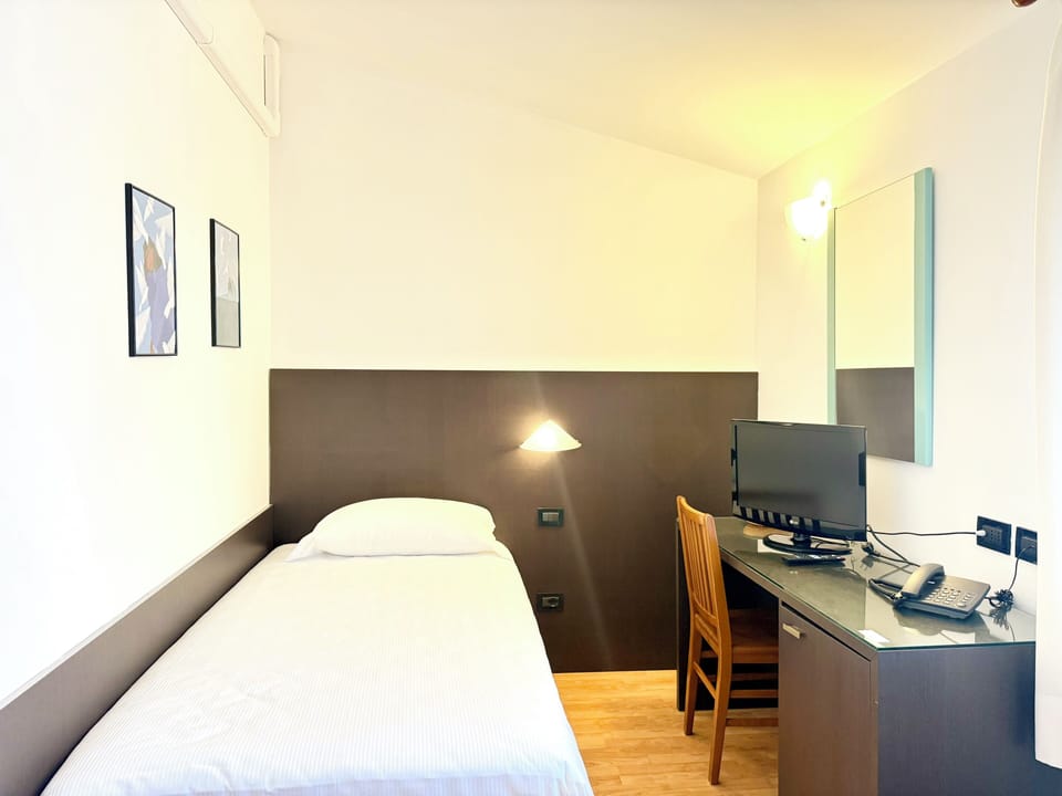 Comfort Single Room | In-room safe, desk, WiFi (free)