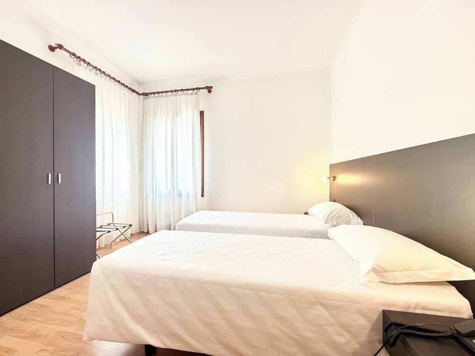 Comfort Double Room | In-room safe, desk, WiFi (free)