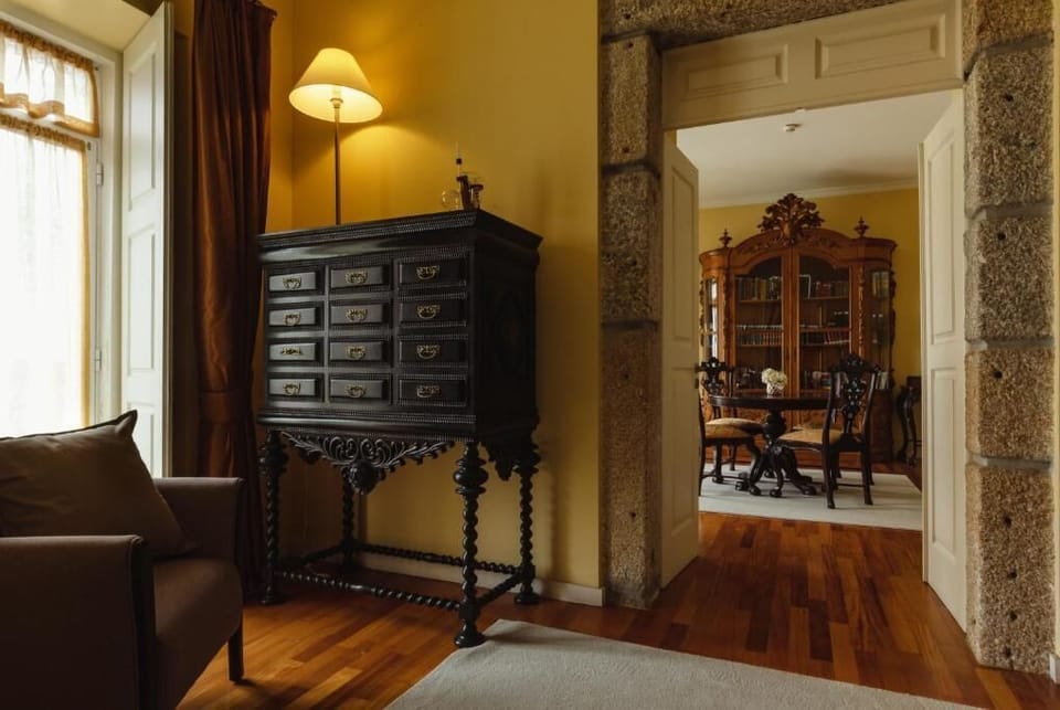 Deluxe Suite, Balcony, Garden View | Interior