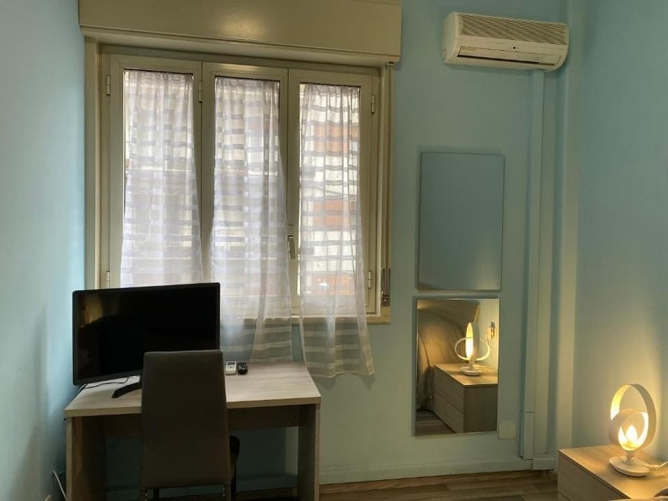 Desk, WiFi (free)