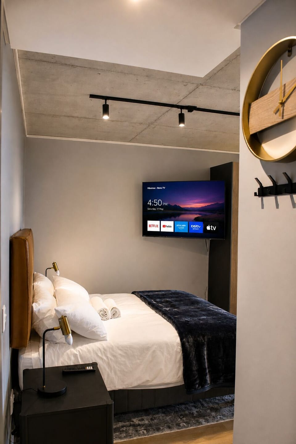 Deluxe Studio, Balcony, Courtyard View | Iron/ironing board, WiFi (free)