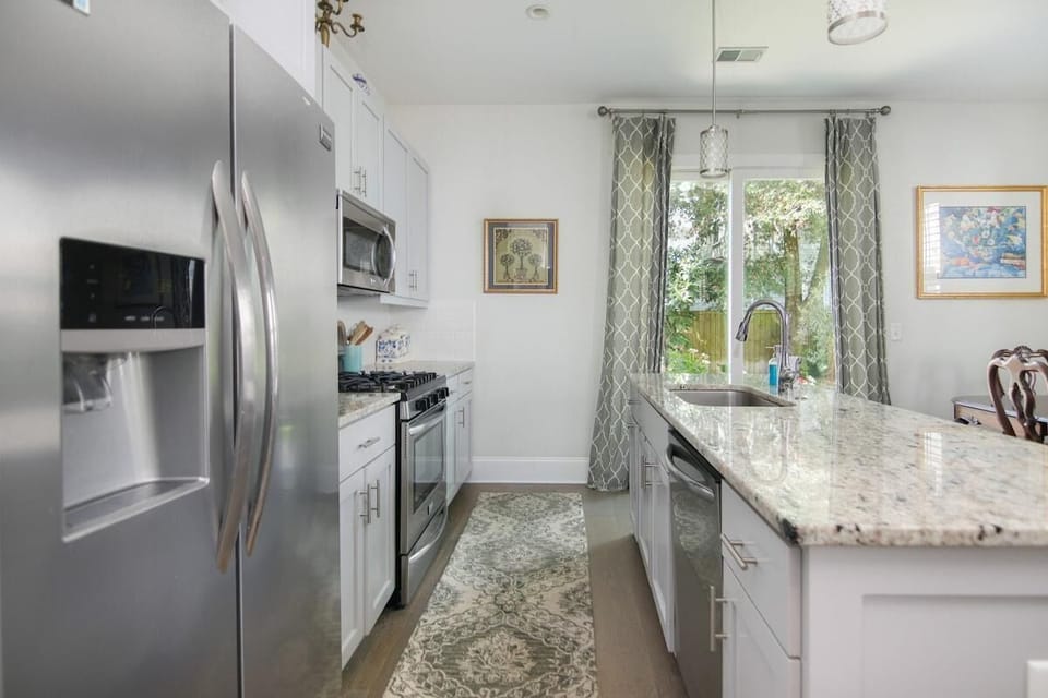 House, Multiple Beds (Holy City Charm-Mins To Dtwn-Beach & ) | Private kitchen