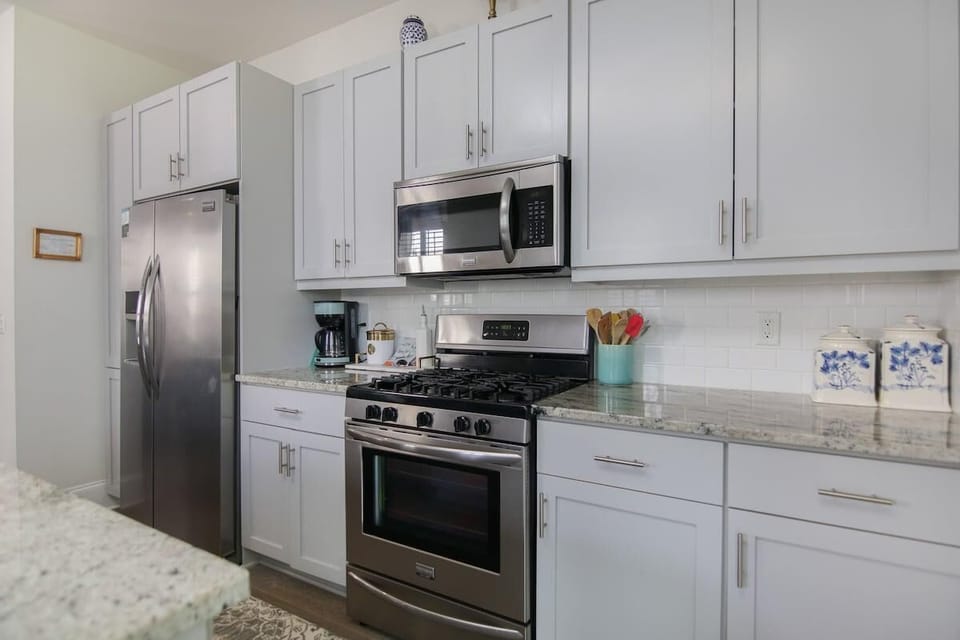 House, Multiple Beds (Holy City Charm-Mins To Dtwn-Beach & ) | Private kitchen