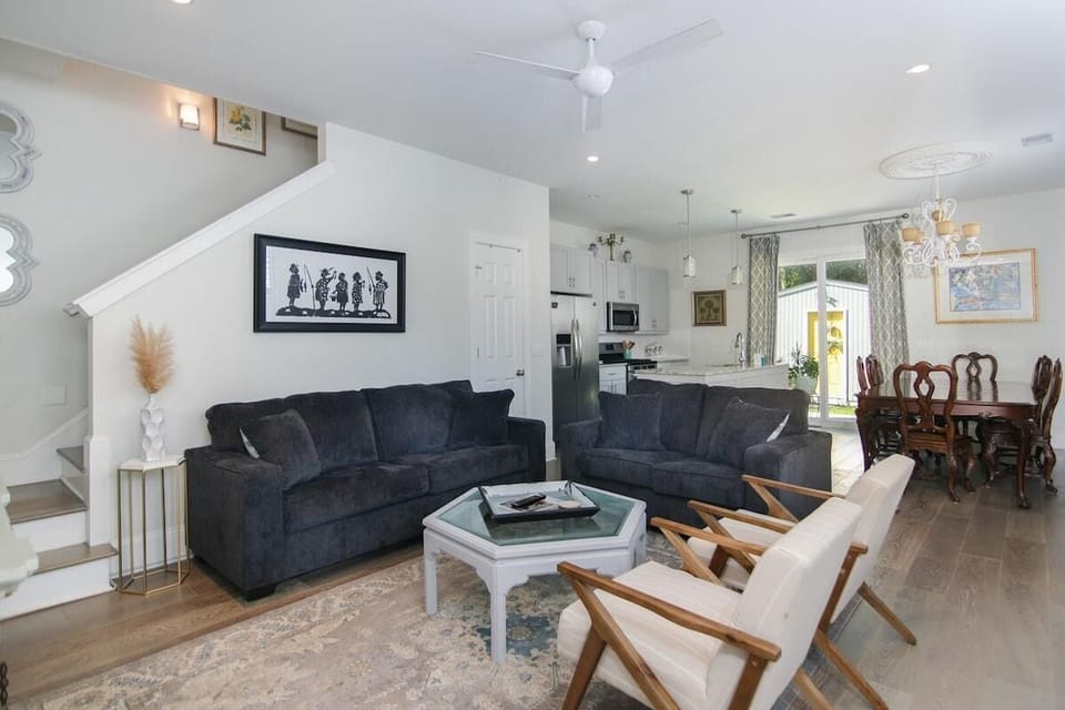 House, Multiple Beds (Holy City Charm-Mins To Dtwn-Beach & ) | Living area