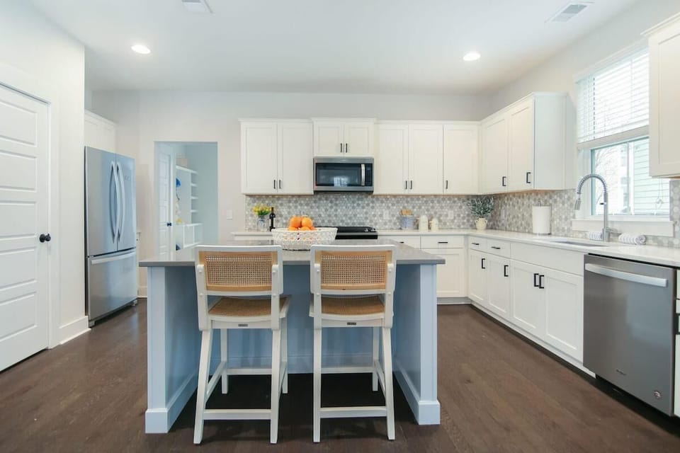 House, Multiple Beds (Happy Ours, Mins to Park Circle, Dtwn) | Private kitchen