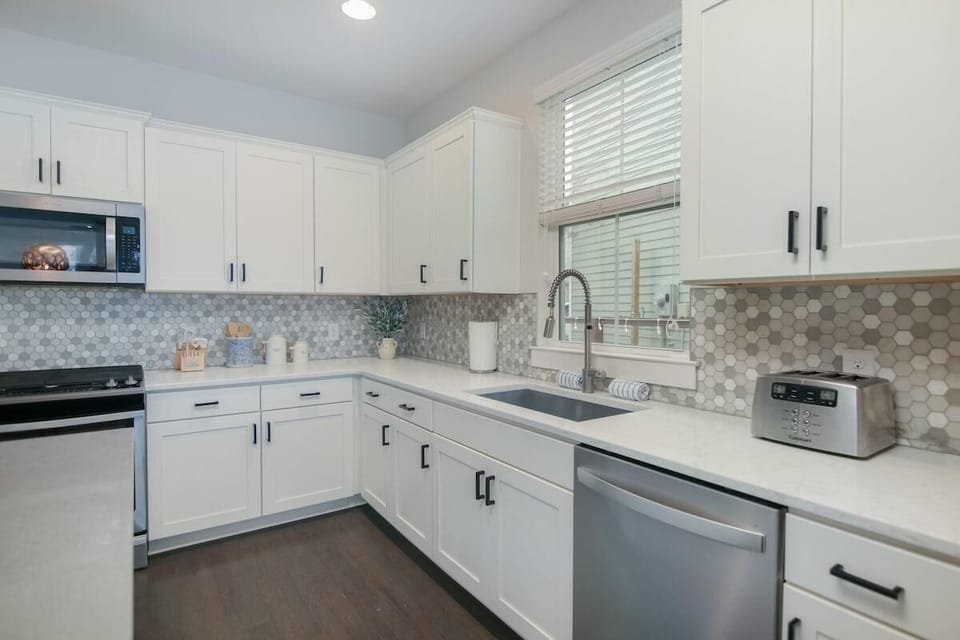 House, Multiple Beds (Happy Ours, Mins to Park Circle, Dtwn) | Private kitchen