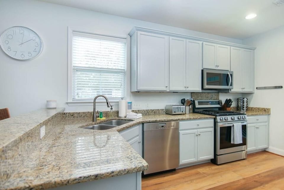 House, Multiple Beds (The Jade, Park Circle, Mins to Dwtn a) | Private kitchen