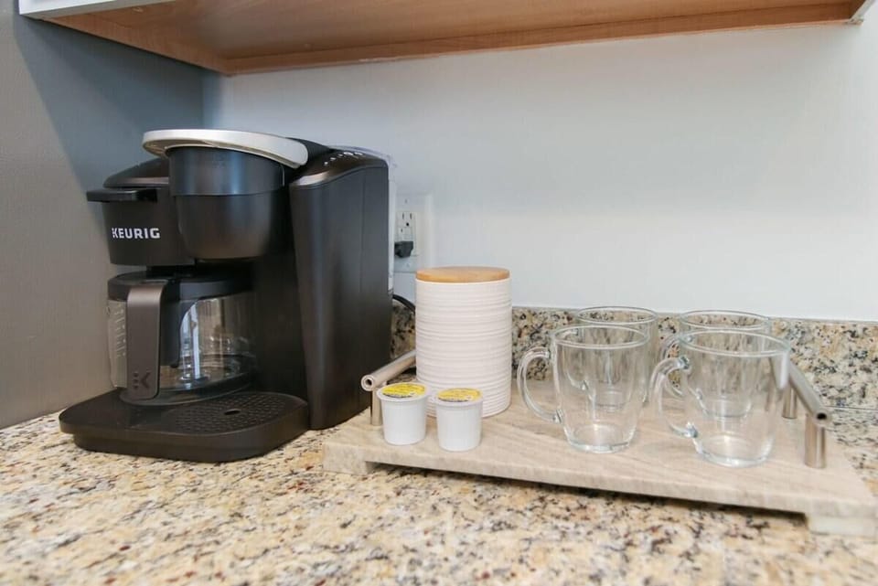 House, Multiple Beds (The Jade, Park Circle, Mins to Dwtn a) | Coffee and/or coffee maker