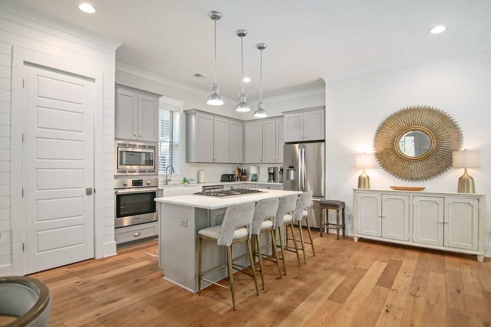 House, Multiple Beds (Shem Creek House- 5 Mins to Dtwn & Be) | Private kitchen