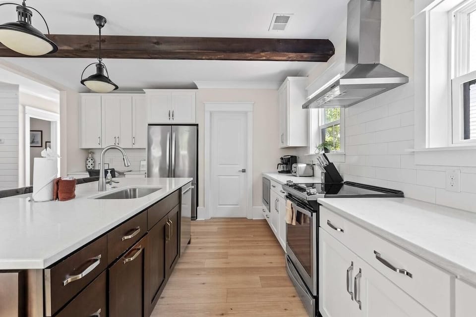 House, Multiple Beds (Mt Pleasant Beach Retreat- Mins to Be) | Private kitchen