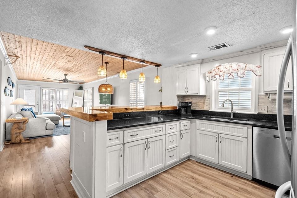 House, Multiple Beds (Grove Cove | Beach 2 Min | Dog-Friend) | Interior