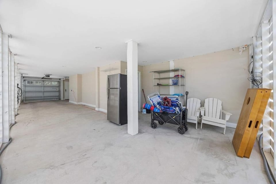 House, Multiple Beds (Sunshine Derby-1 Block to Beach-Garag) | Interior