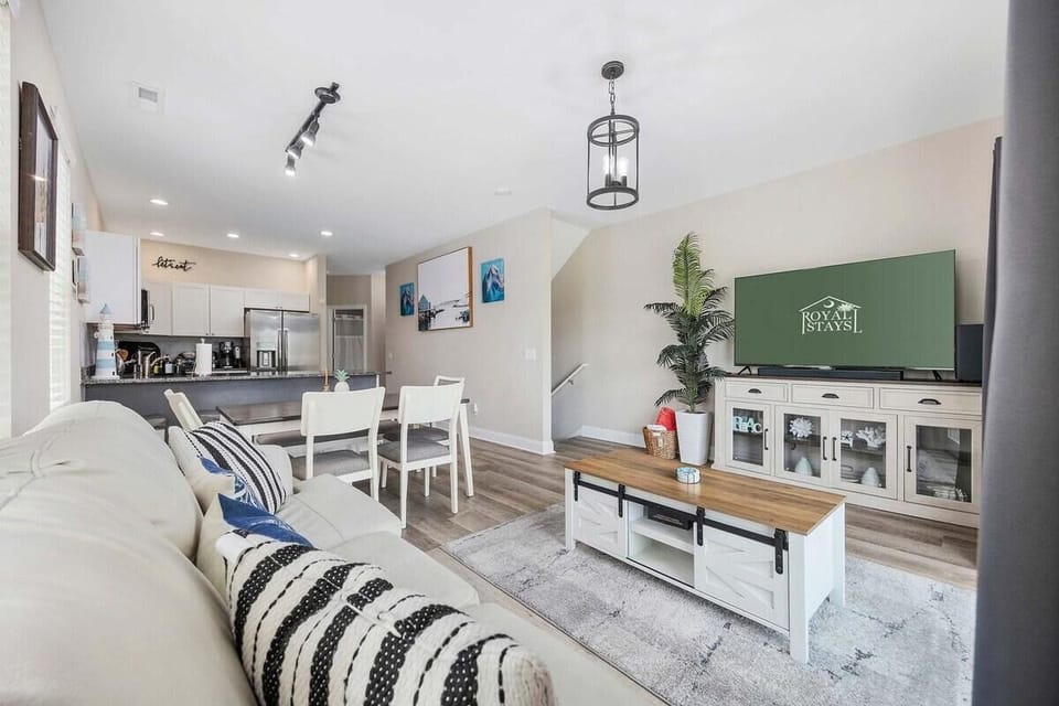 House, Multiple Beds (Sunshine Derby-1 Block to Beach-Garag) | Living area