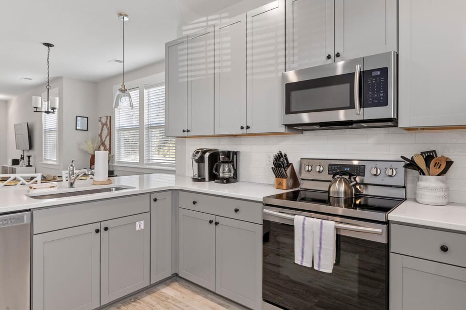 House, Multiple Beds (Creekside Bungalow-Park Circle-15m dt) | Private kitchen