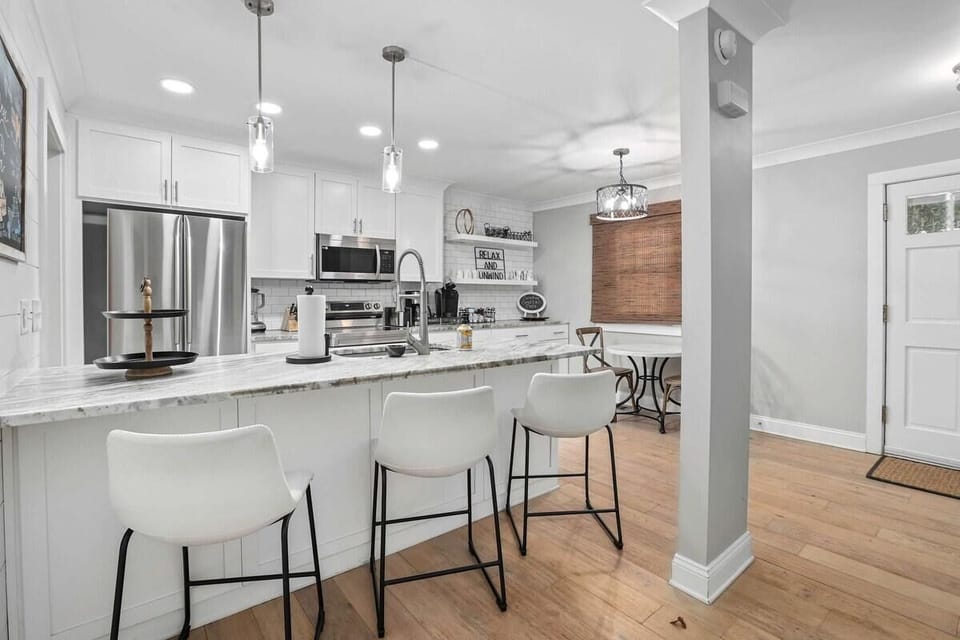 House, Multiple Beds (Coastal Casa-Old Village-5 mins to Be) | Private kitchen