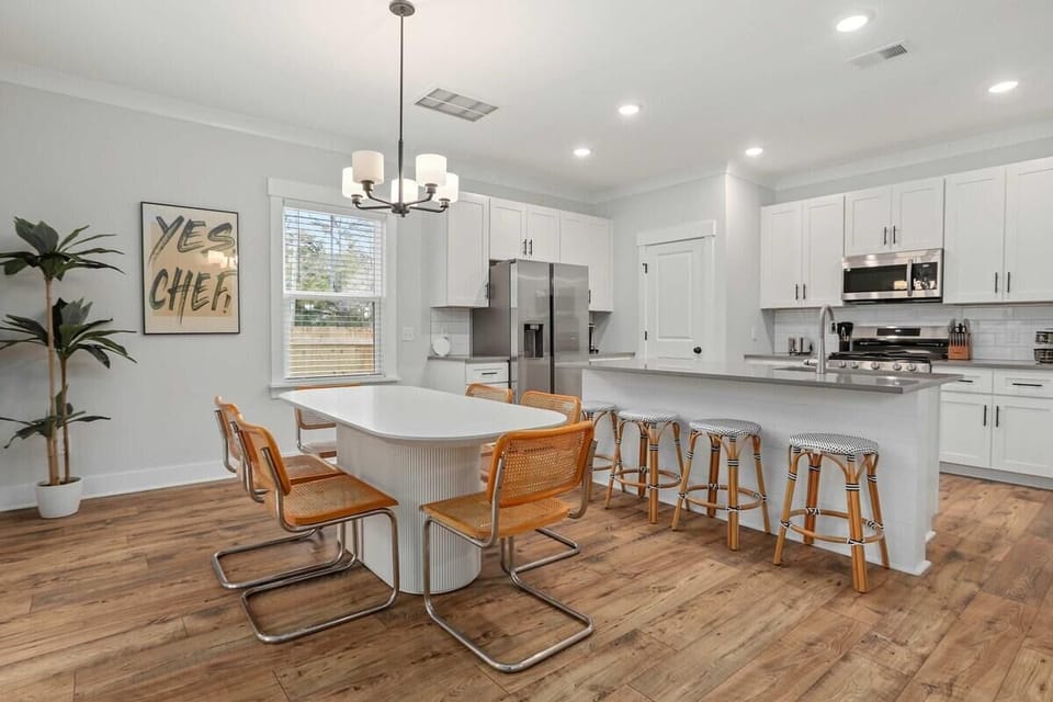 House, Multiple Beds (Candy Cloud- Pool- Park Circle, mins ) | Private kitchen