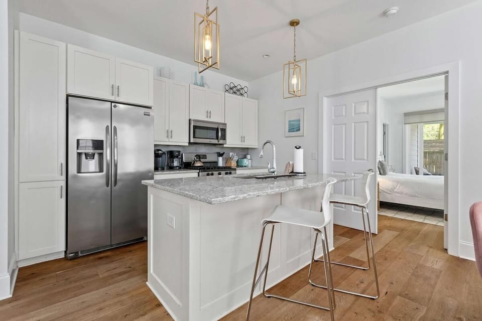 House, Multiple Beds (Sweet Retreat, Old Village, 5 mins to) | Private kitchen