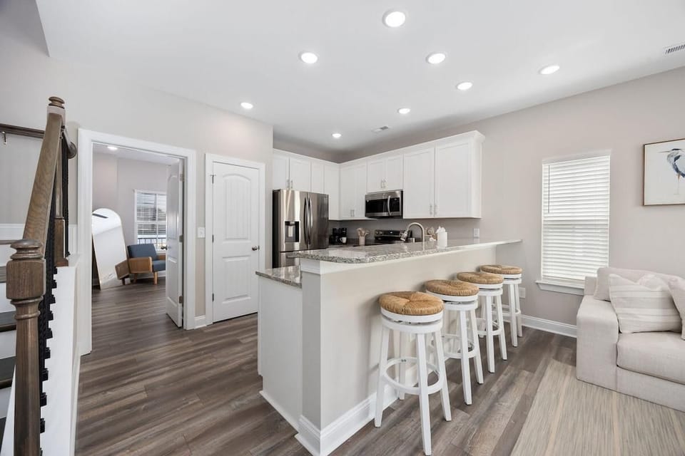 House, Multiple Beds (Sea Cloud-Across Ocean-Pet Friendly!) | Interior