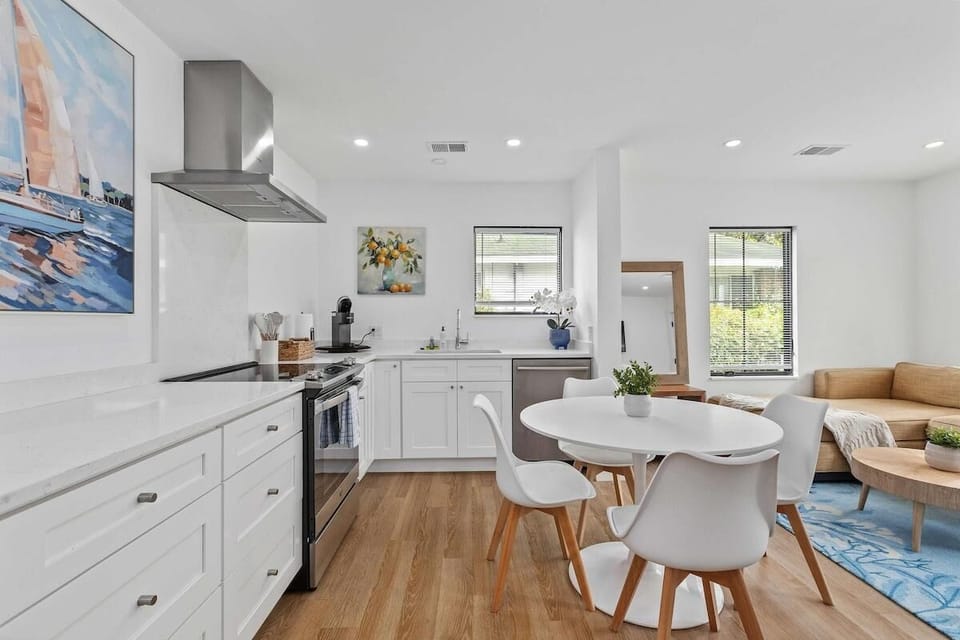 House, Multiple Beds (Suite Magnolia-Hot Tub-Pet Friendly, ) | Private kitchen