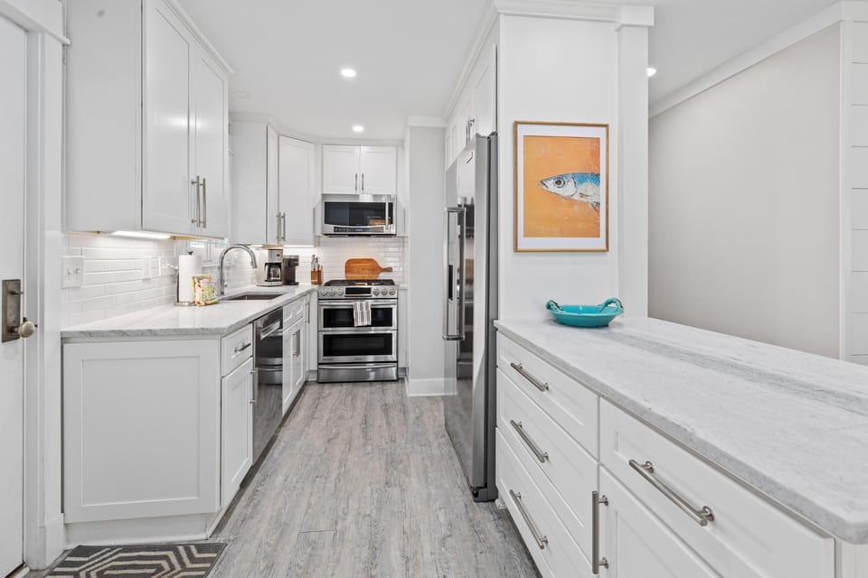 House, Multiple Beds (Palms of Hart- 2 Blocks from Beach, D) | Private kitchen