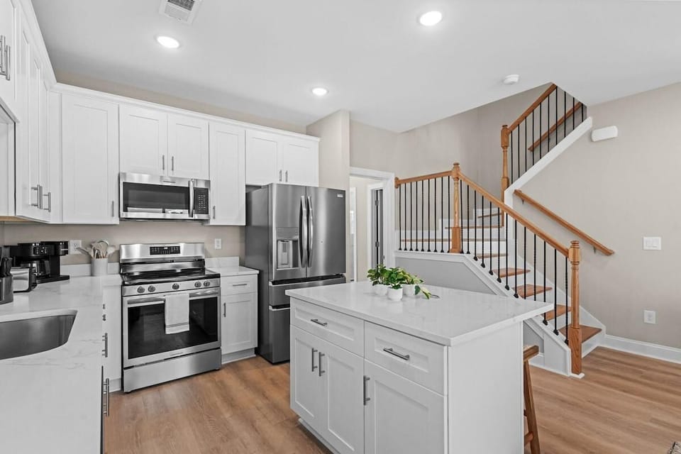 House, Multiple Beds (Sea Level-Across Ocean-Dog Friendly) | Private kitchen