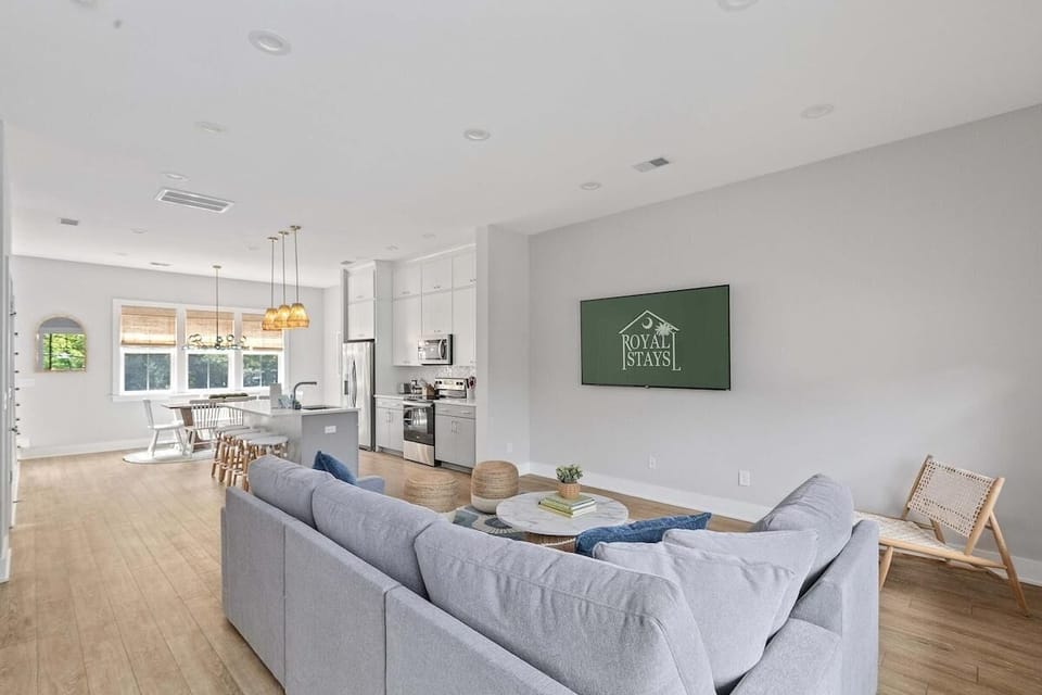 House, Multiple Beds (Sincerely Shem II- 7 min to Beach and) | Living area