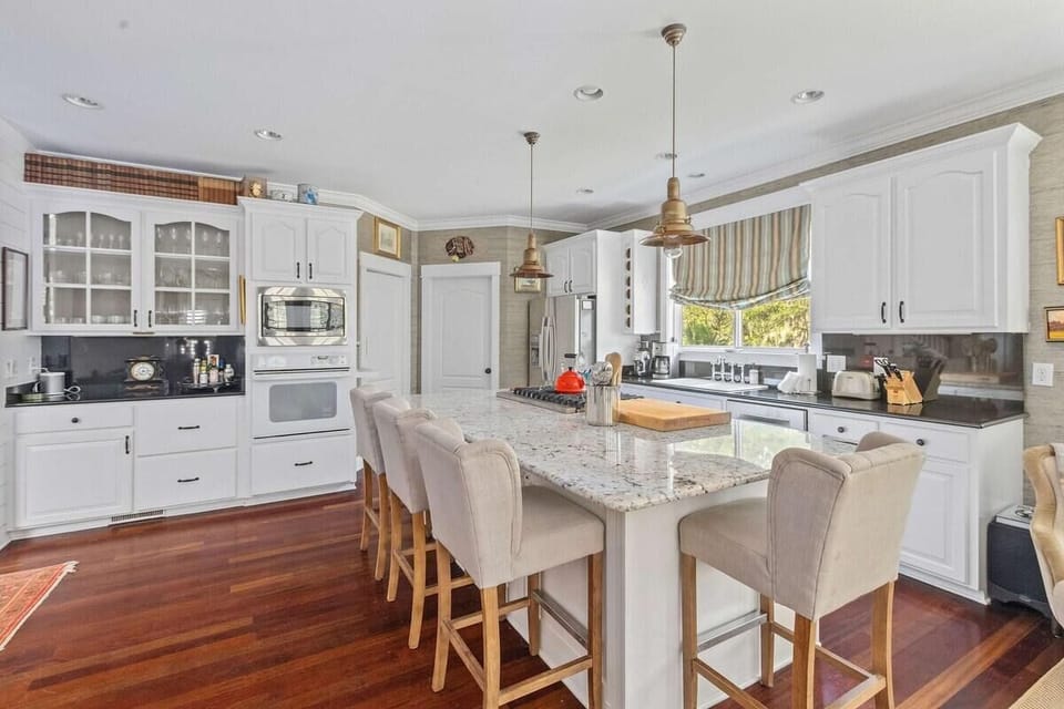House, Multiple Beds (Boview Hall- Pool, Hot Tub-15 mins to) | Private kitchen