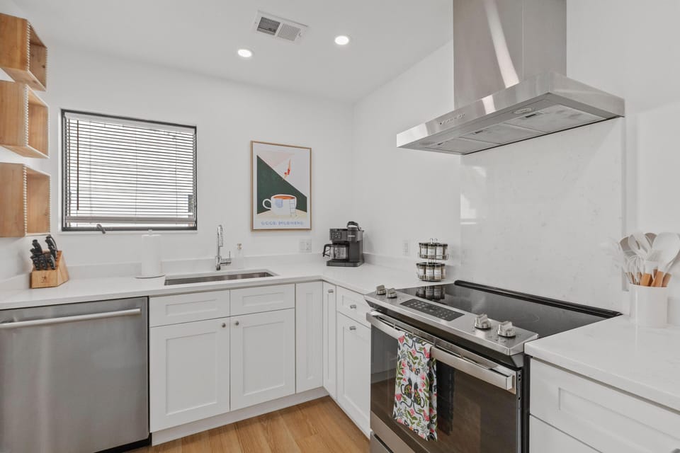House, Multiple Beds (Suite Magnolia II, Hot Tub & Pet Frie) | Private kitchen