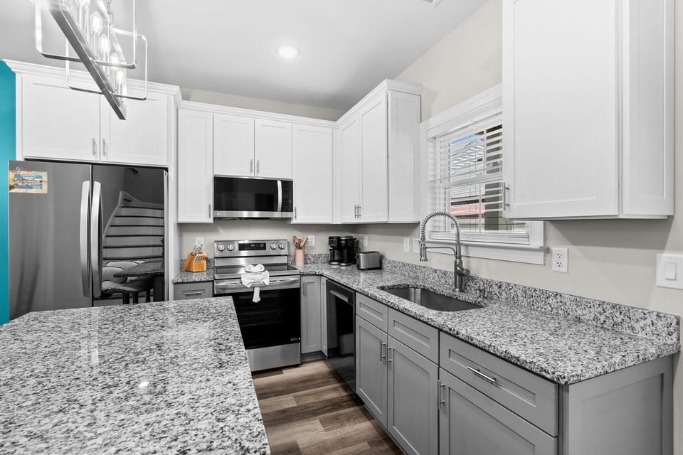 House, Multiple Beds (Pier View-Sleeps 10-Pets-Walk to Beac) | Private kitchen