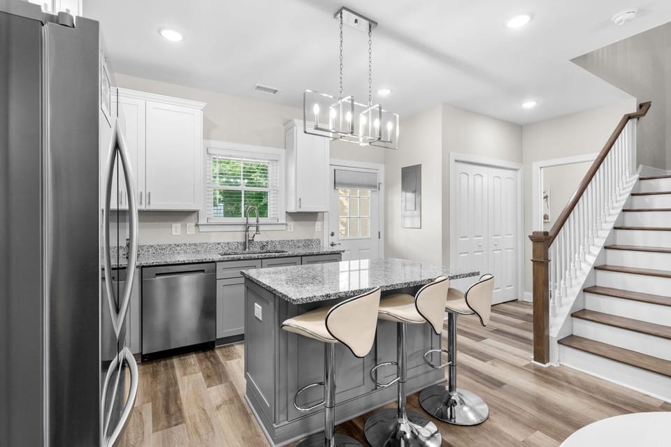 House, Multiple Beds (Pier View-Sleeps 10-Pets-Walk to Beac) | Private kitchen