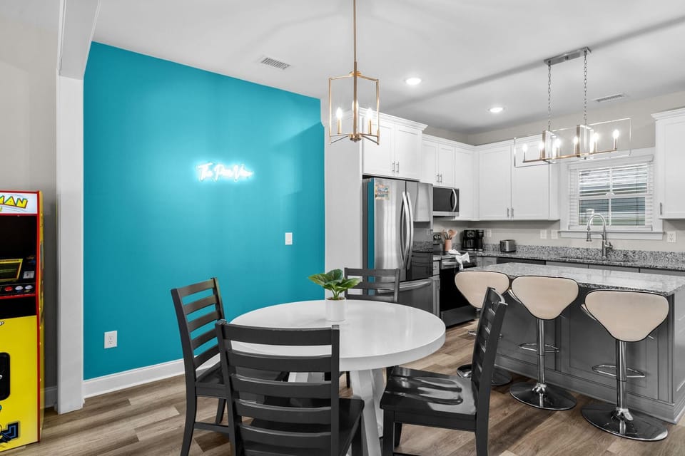 House, Multiple Beds (Pier View-Sleeps 10-Pets-Walk to Beac) | Dining