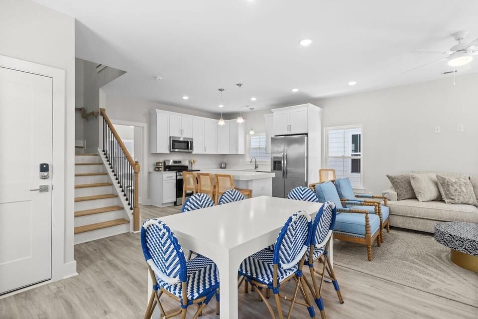 House, Multiple Beds (Blue Horizon-2.5 Blocks to Ocean-Pet ) | Interior