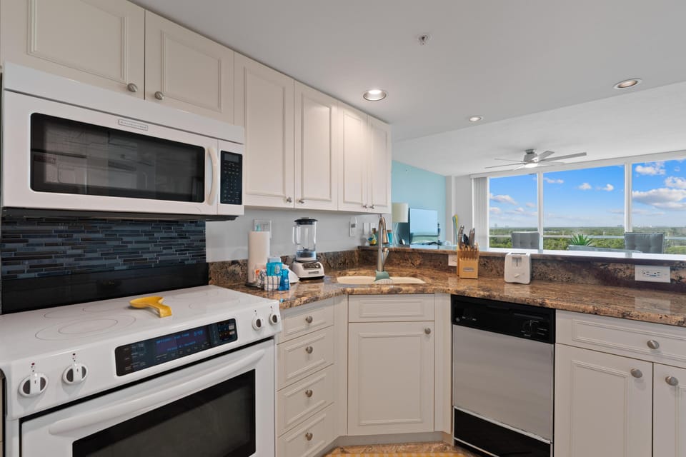 Condo, 1 Queen Bed with Sofa bed (Lovers Key #508) | Private kitchen